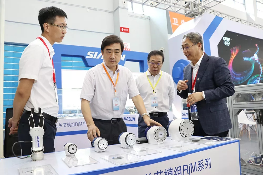 遼寧省科技廳廳長(zhǎng)-王大南  沈陽(yáng)市科技局局長(zhǎng)-趙日剛  蒞臨參觀